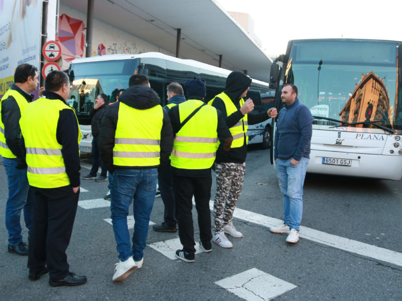 Piquets a l'estació d'autobusos