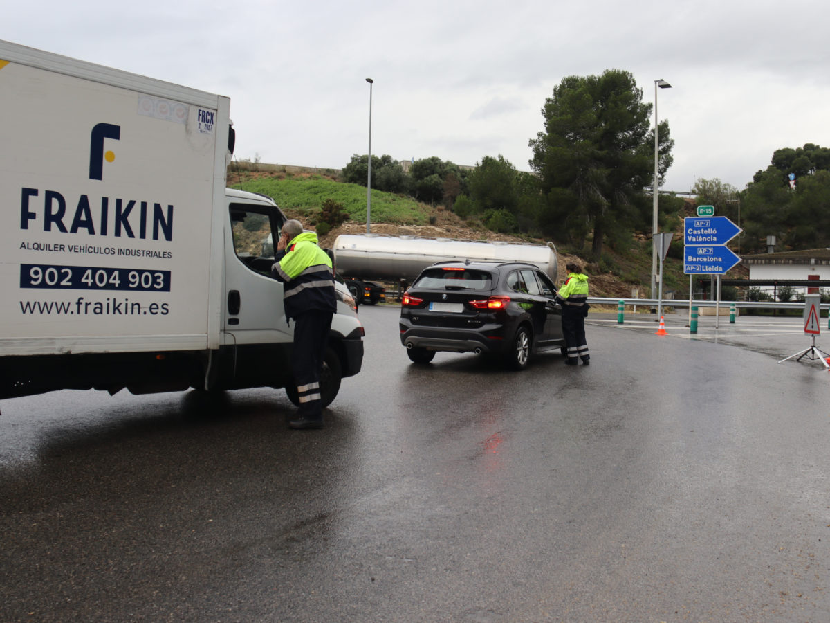 Confusió i resignació entre els usuaris que es topen amb els controls policials per les pluges