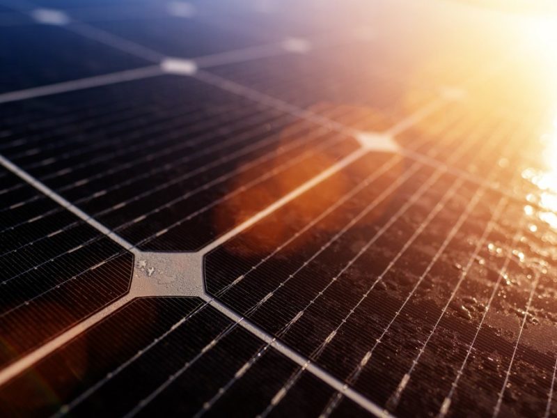 La URV lidera un protocol per millorar la durabilitat dels dispositius fotovoltaics flexibles