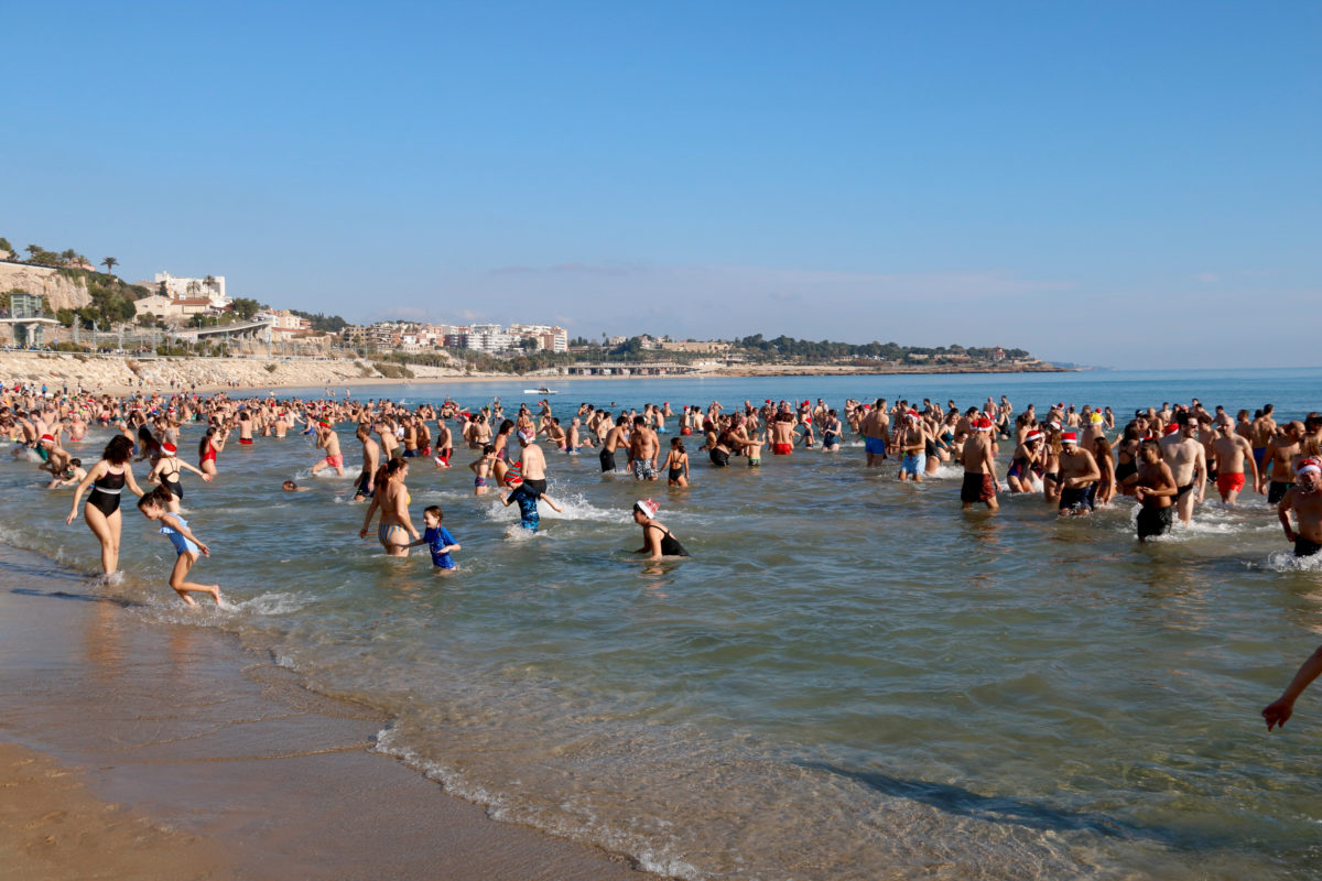 Centenars de perosnes es banyen a la platja del Miracle de Tarragona l'últim dia de l'any Data de publicació: dimarts 31 de desembre del 2024, 13:27 Localització: Tarragona Autor: Arnau Martínez