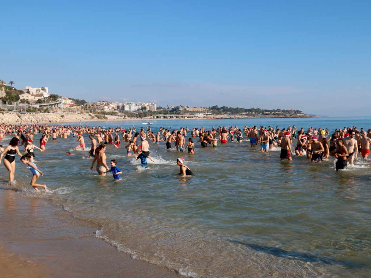 Centenars de perosnes es banyen a la platja del Miracle de Tarragona l'últim dia de l'any Data de publicació: dimarts 31 de desembre del 2024, 13:27 Localització: Tarragona Autor: Arnau Martínez