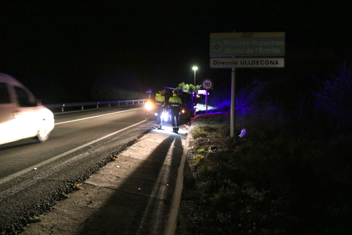 Un vehicle passa pel punt de l'accident de Masdenverge amb els Mossos d'Esquadra vetllant al voral Data de publicació: dijous 19 de desembre del 2024, 20:38 Localització: Amposta Autor: Redacció