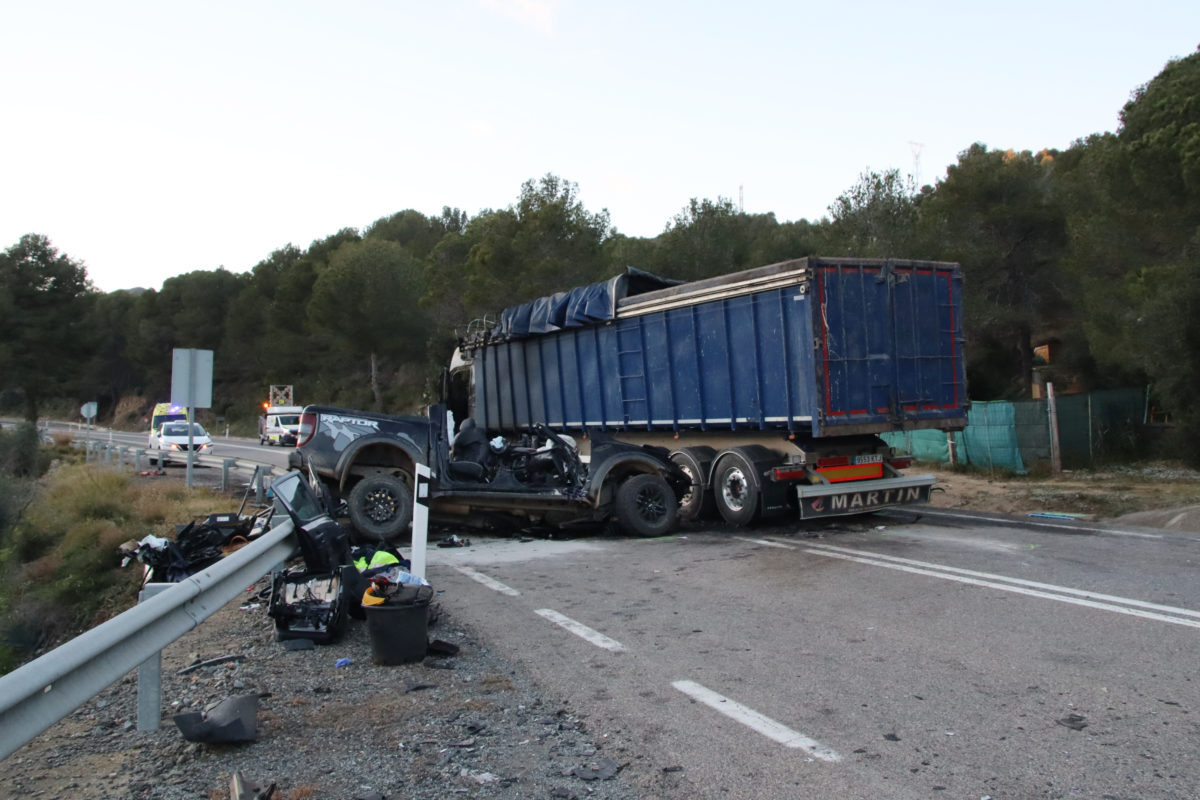 Imatge del camió i del turisme que han xocat a l'N-420 a Riudecols Data de publicació: dilluns 23 de desembre del 2024, 17:46 Localització: Riudecols Autor: Redacció