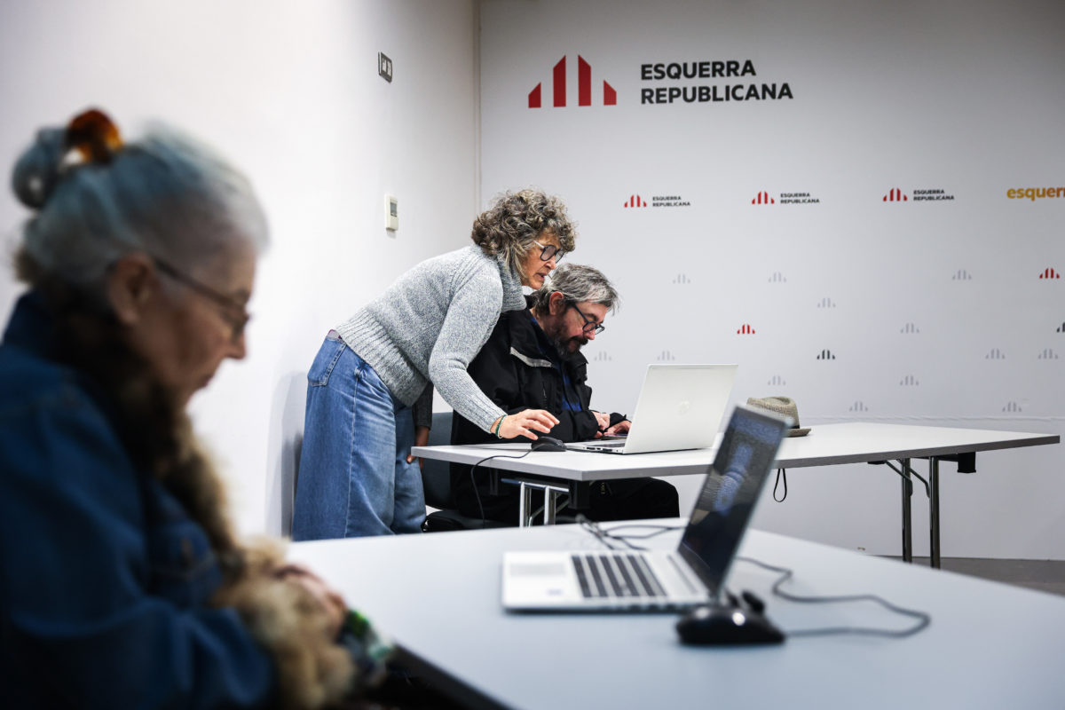 Militants d'ERC voten des de la seu de Calàbria Data de publicació: dissabte 30 de novembre del 2024, 12:51 Localització: Barcelona Autor: Jordi Borràs