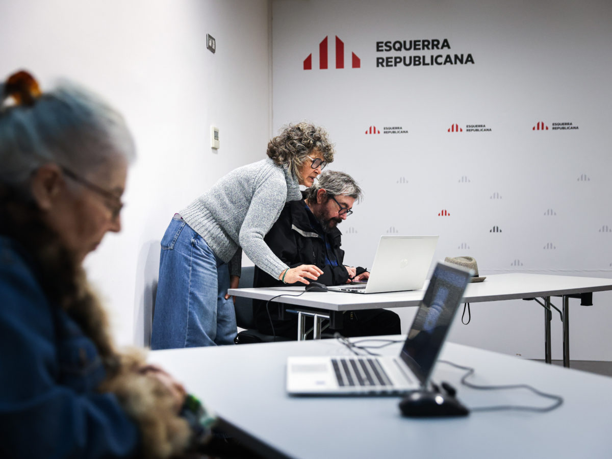 Militants d'ERC voten des de la seu de Calàbria Data de publicació: dissabte 30 de novembre del 2024, 12:51 Localització: Barcelona Autor: Jordi Borràs