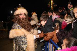 El rei Gaspar saludant als infants a la seva arribada al barri del Serrallo de Tarragona Data de publicació: diumenge 05 de gener del 2025, 20:16 Localització: Tarragona Autor: Mar Rovira