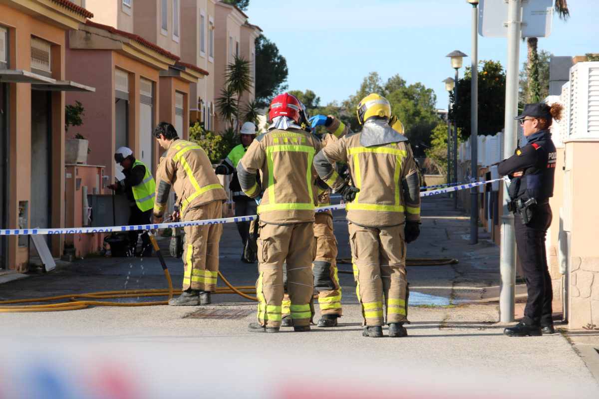 Bombers treballant a la casa incendiada on ha mort una dona amb mobilitat reduïda al Vendrell Data de publicació: dijous 02 de gener del 2025, 11:51 Localització: El Vendrell Autor: Mar Rovira