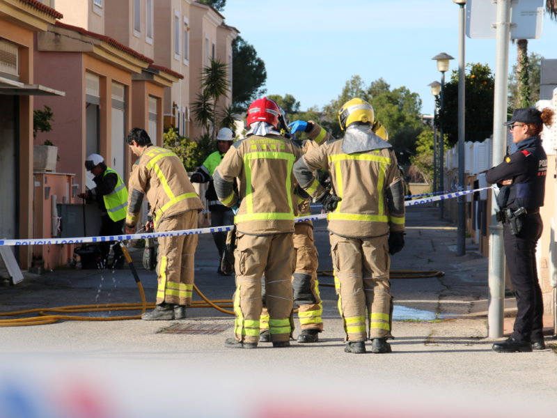 Bombers treballant a la casa incendiada on ha mort una dona amb mobilitat reduïda al Vendrell Data de publicació: dijous 02 de gener del 2025, 11:51 Localització: El Vendrell Autor: Mar Rovira