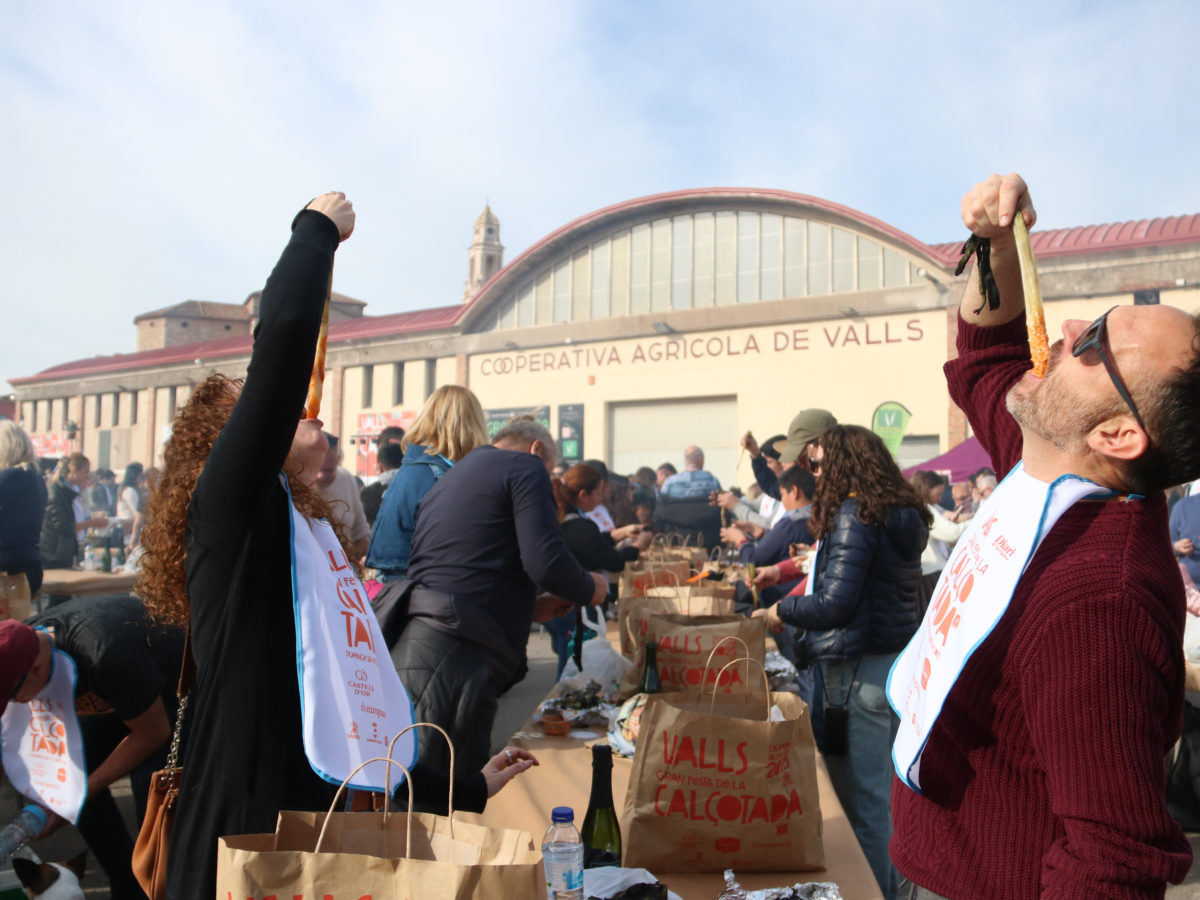 Una parella d'Altafulla menja calçots en el marc de la Gran festa de la calçotada de Valls Data de publicació: diumenge 26 de gener del 2025, 12:56 Localització: Valls Autor: Ariadna Escoda