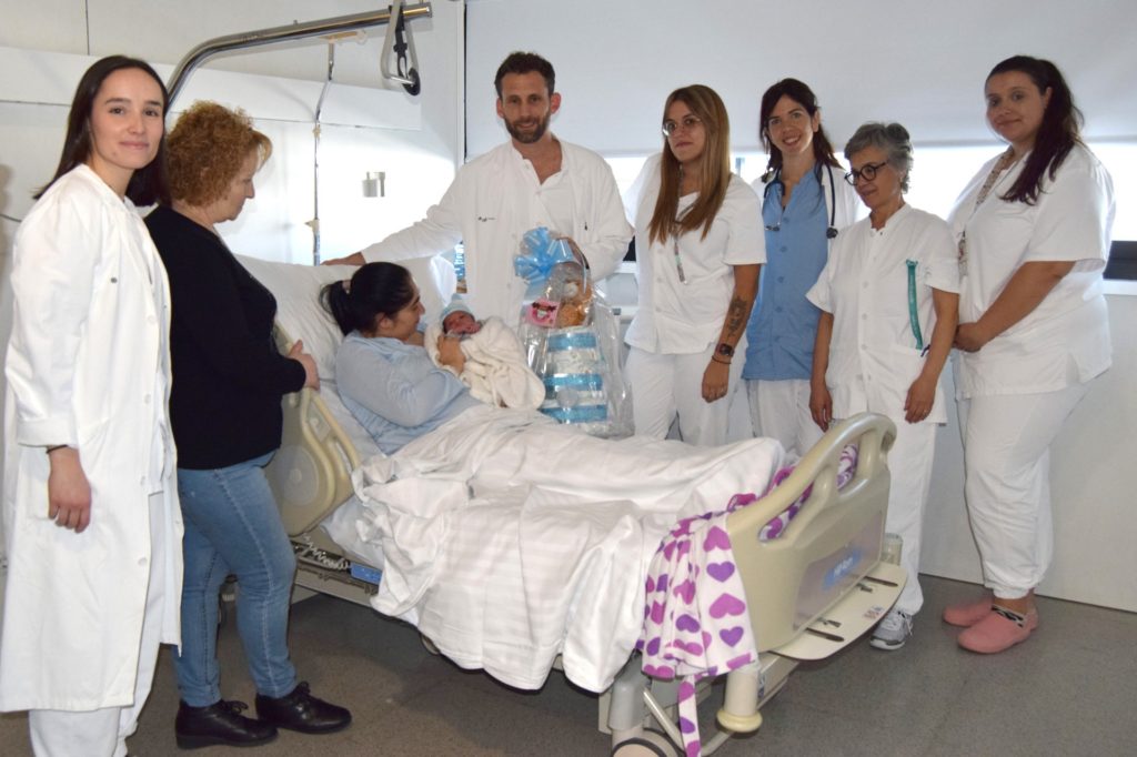 L'equip de l'Hospital de Sant Joan de Reus amb Hugo i la seva família Data de publicació: dimecres 01 de gener del 2025, 13:27 Localització: Reus Autor: Cedida a l'ACN per l'Hospital Universitari Sant Joan de Reus