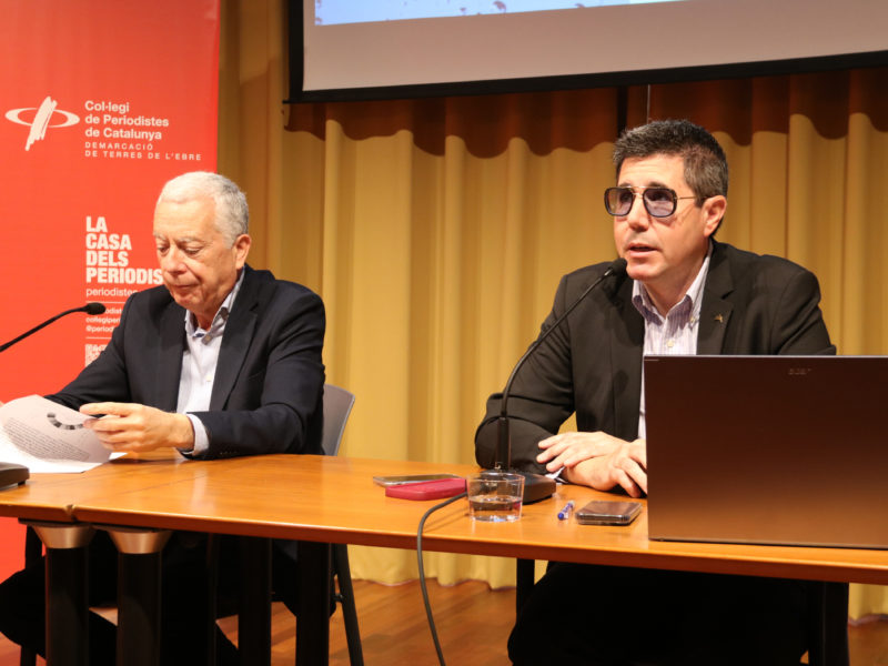 El director gerent i el president del Consorci d'Aigües de Tarragona, Josep-Xavier Pujol i Marc Brunet, en roda de premsa a la seu de la demarcació de l'Ebre del CPC Data de publicació: divendres 14 de febrer del 2025, 12:26 Localització: Tortosa Autor: Anna Ferràs