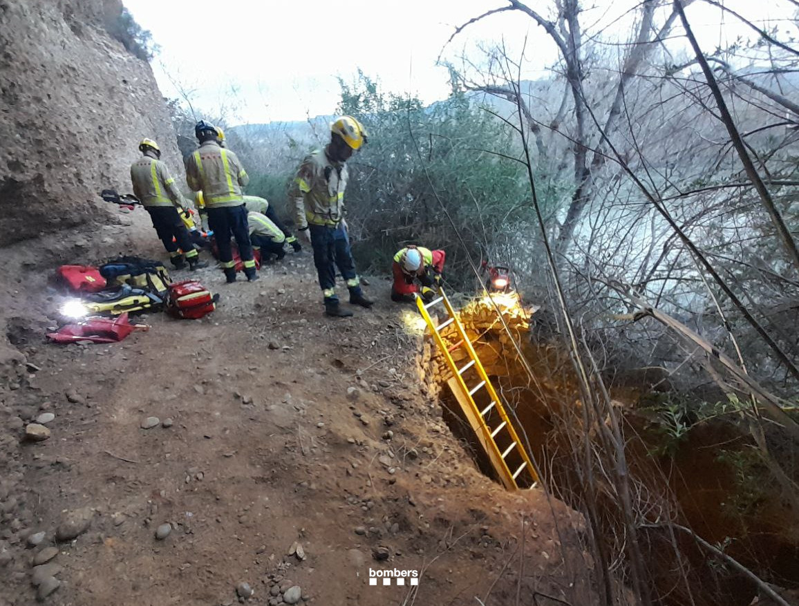 Rescaten una dona que havia caigut en un pou d'uns set metres de fondària a Benissanet Data de publicació: diumenge 23 de febrer del 2025, 12:34 Localització: Benissanet Autor: Bombers de la Generalitat