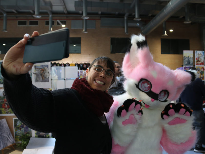 Una noia es fotografia amb 'Sakura', el cosplay de la Cristina Porta durant la vuitena edició de l'Starraco Unlimited Data de publicació: diumenge 09 de febrer del 2025, 13:45 Localització: Tarragona Autor: Ariadna Escoda