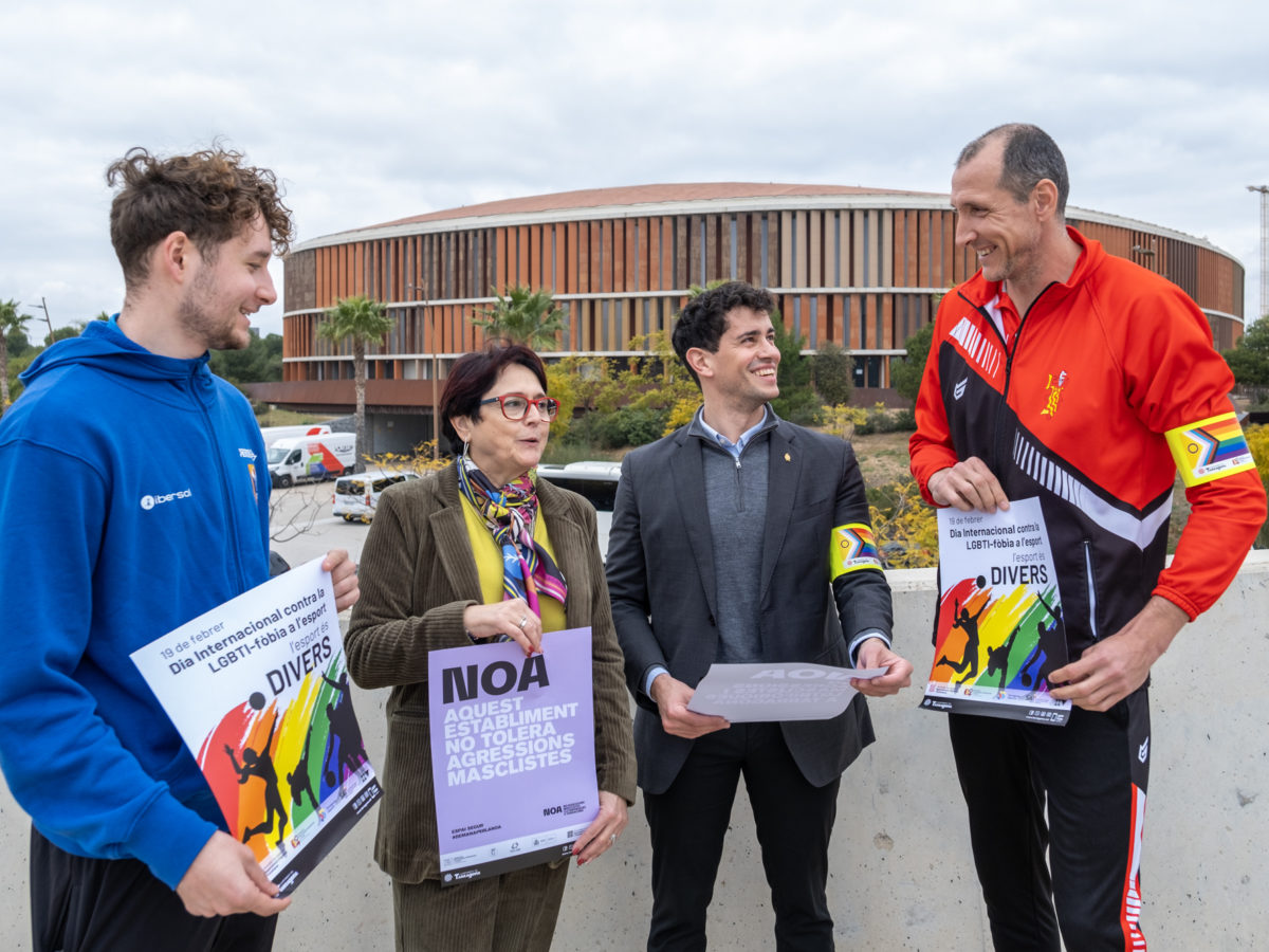 L’Ajuntament de Tarragona reparteix braçalets esportius amb la bandera irisada entre els clubs de la ciutat