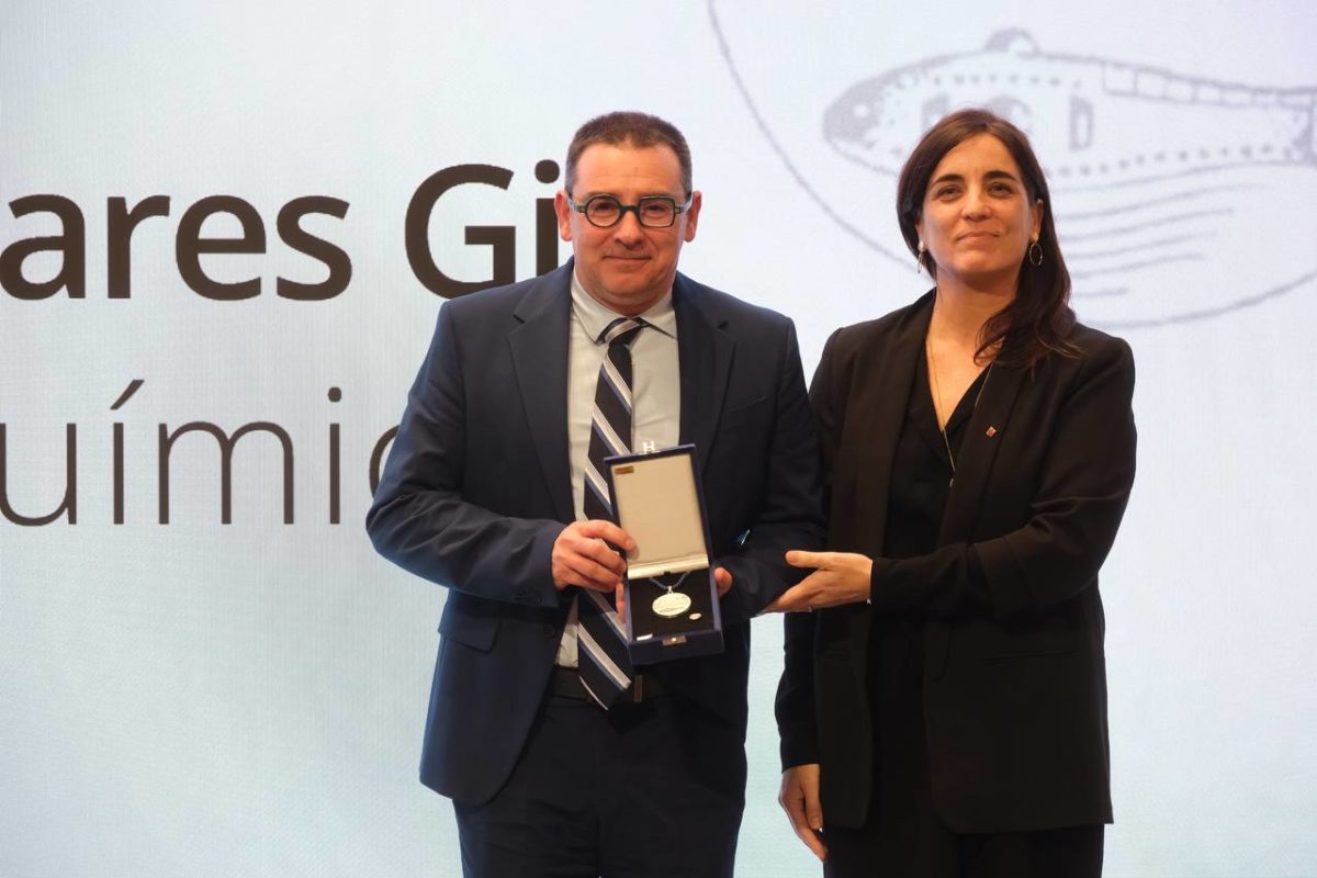 El professor Emilio Palomares, director de l’ICIQ, rep la Medalla Narcís Monturiol al Palau de la Generalitat.