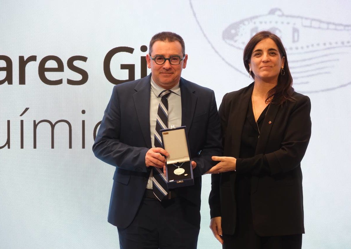 El professor Emilio Palomares, director de l’ICIQ, rep la Medalla Narcís Monturiol al Palau de la Generalitat.