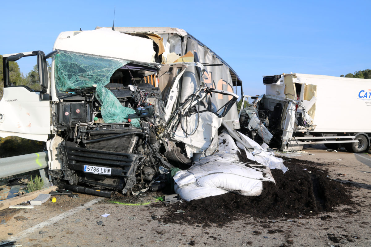 Els dos camions que han xocat a la C-221 de Batea destrossats al mig de la carretera Data de publicació: dijous 20 de febrer del 2025, 17:42 Localització: Batea Autor: Anna Ferràs