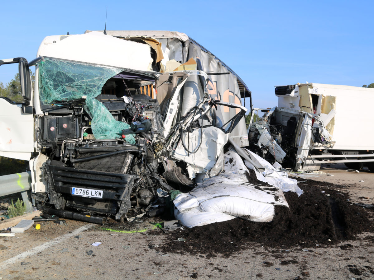 Un mort arran del xoc frontal entre dos camions a la C-221, a l’altura de Batea