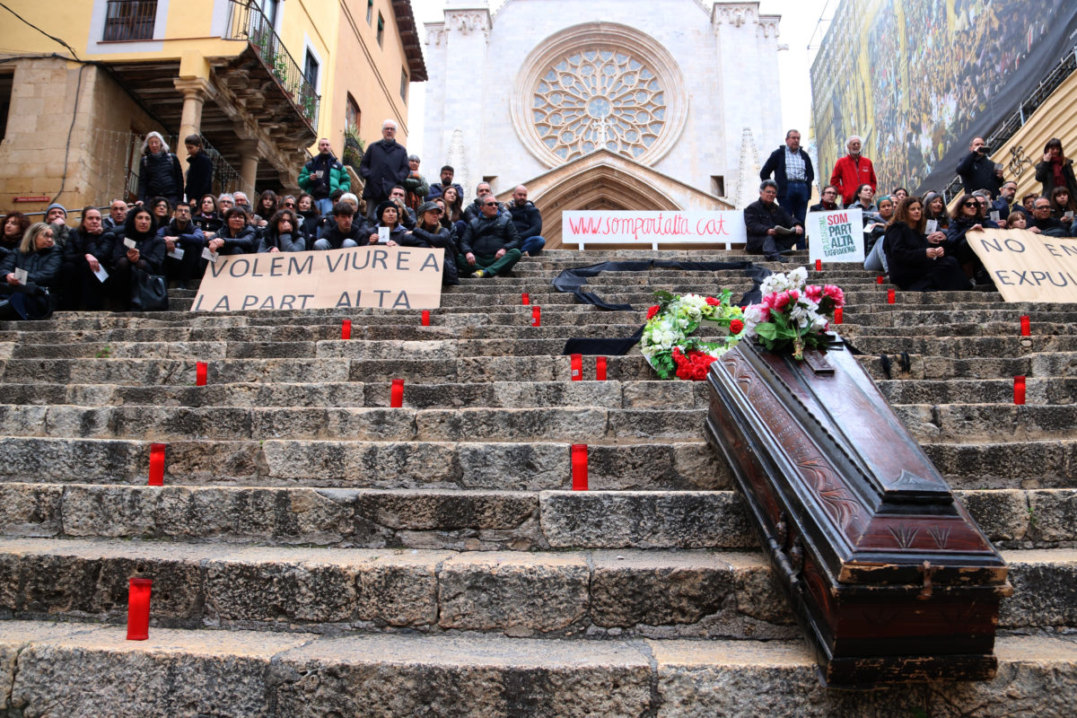 Un centenar de persones escenifiquen "la mort de la part Alta" de Tarragona amb un funeral i una pregària col·lectiva Data de publicació: dissabte 15 de febrer del 2025, 13:19 Localització: Tarragona Autor: Ariadna Escoda