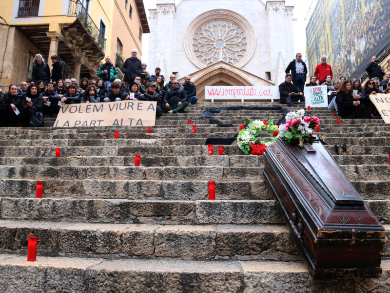 Un centenar de persones escenifiquen "la mort de la part Alta" de Tarragona amb un funeral i una pregària col·lectiva Data de publicació: dissabte 15 de febrer del 2025, 13:19 Localització: Tarragona Autor: Ariadna Escoda