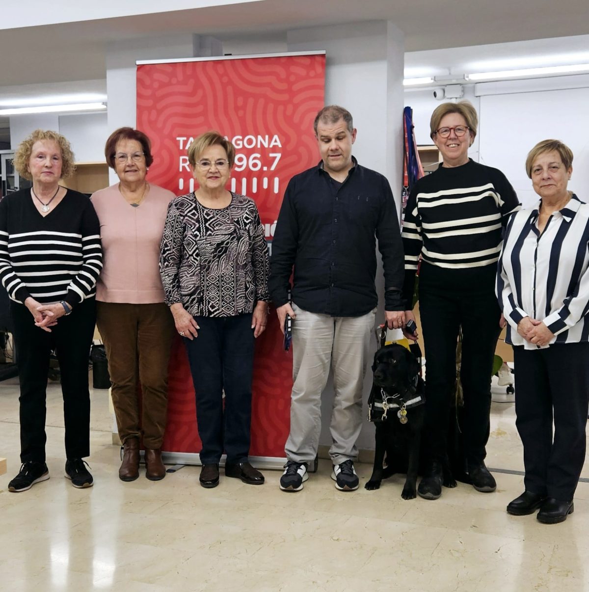 Fotografia de les dones de la casa del mar als estudis de Tarragona Ràdio