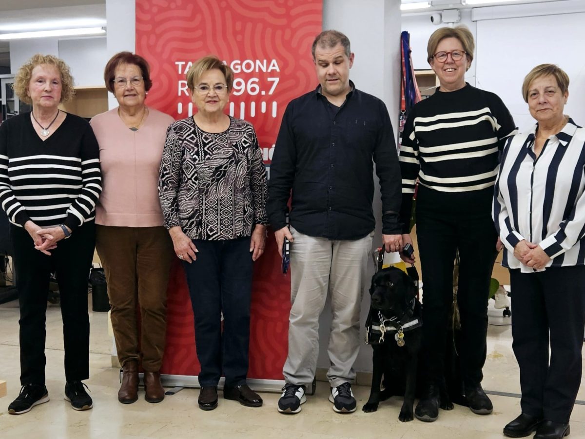 Fotografia de les dones de la casa del mar als estudis de Tarragona Ràdio