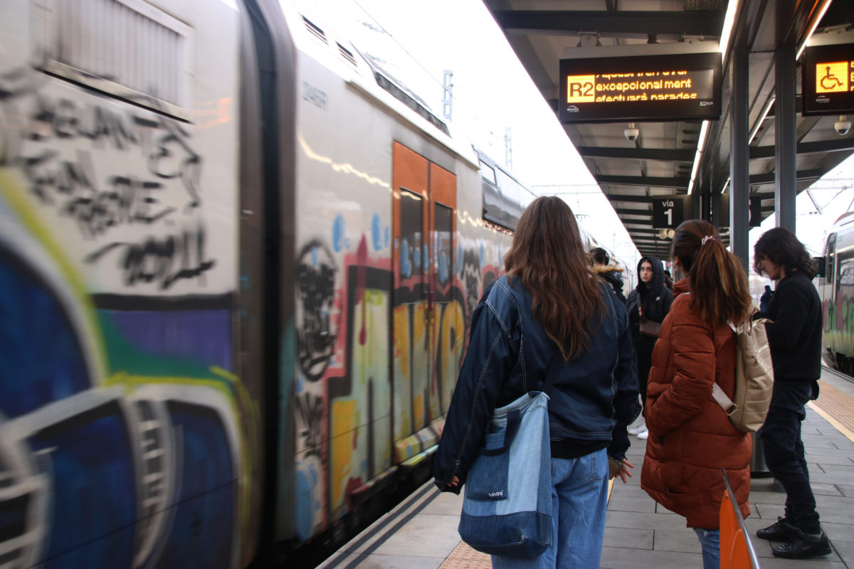 Els passatgers que feia més d'una hora que esperaven un tren en sentit Sant Vicenç de Calders en el moment de l'arribada Data de publicació: divendres 07 de març del 2025, 13:39 Localització: L'Hospitalet del Llobregat Autor: Albert Hernàndez