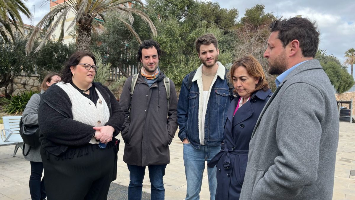 La consellera de Territori, Sílvia Paneque, amb l'alcalde, Rubén Viñuales, i Dignitat a les Vies