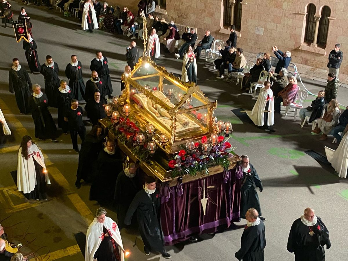 Milers de persones viuen amb solemnitat la processó del Sant Enterrament