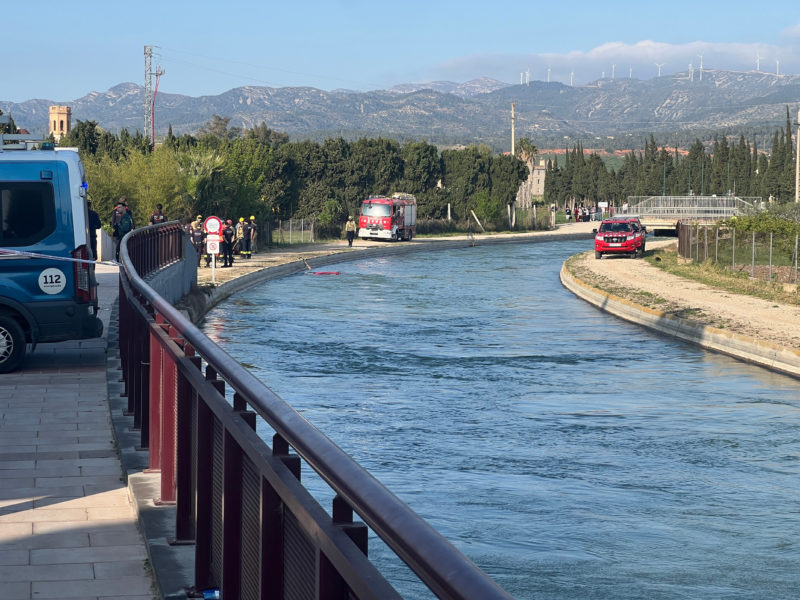 Efectius dels Bombers i dels Mossos d'Esquadra treballant en les tasques de salvament al punt on han caigut el cotxe al canal de Roquetes Data de publicació: dimecres 09 d’abril del 2025, 18:59 Localització: Roquetes Autor: Redacció
