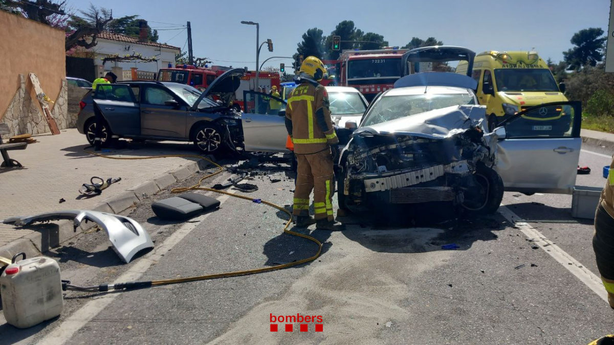 Imatge de l'accident a la C-12 a Flix amb tres vehicles implicats Data de publicació: diumenge 06 d’abril del 2025, 17:10 Localització: Flix Autor: Bombers