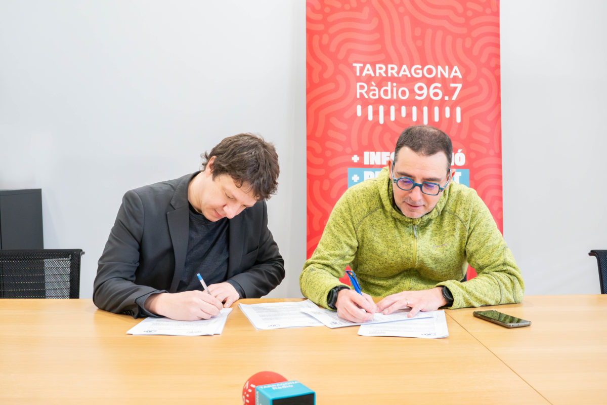 Signatura del conveni entre Tarragona Radio i l’ICIQ (2025) Xavier de Gispert i el professor Emilio Palomares. Foto: Laia Plana (ICIQ)