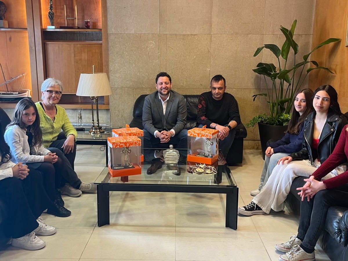 Rubén Viñuales ha fet entrega de les mones de Pasqua a les “Tecles”