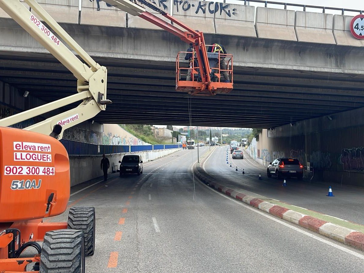 S’instal·la una xarxa preventiva per evitar l’estada i nidificació de coloms al pont del cementiri